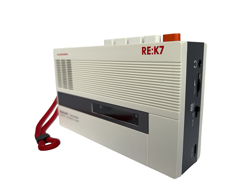 Pack Lecteur cassette Bluetooth vintage RE:K7 couleur blanc crème avec lanière rouge + Kask